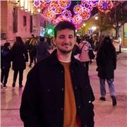 Profesor de Geografía, Historia e Historia graduado en HDA y con dos master y con experiencia en la educación